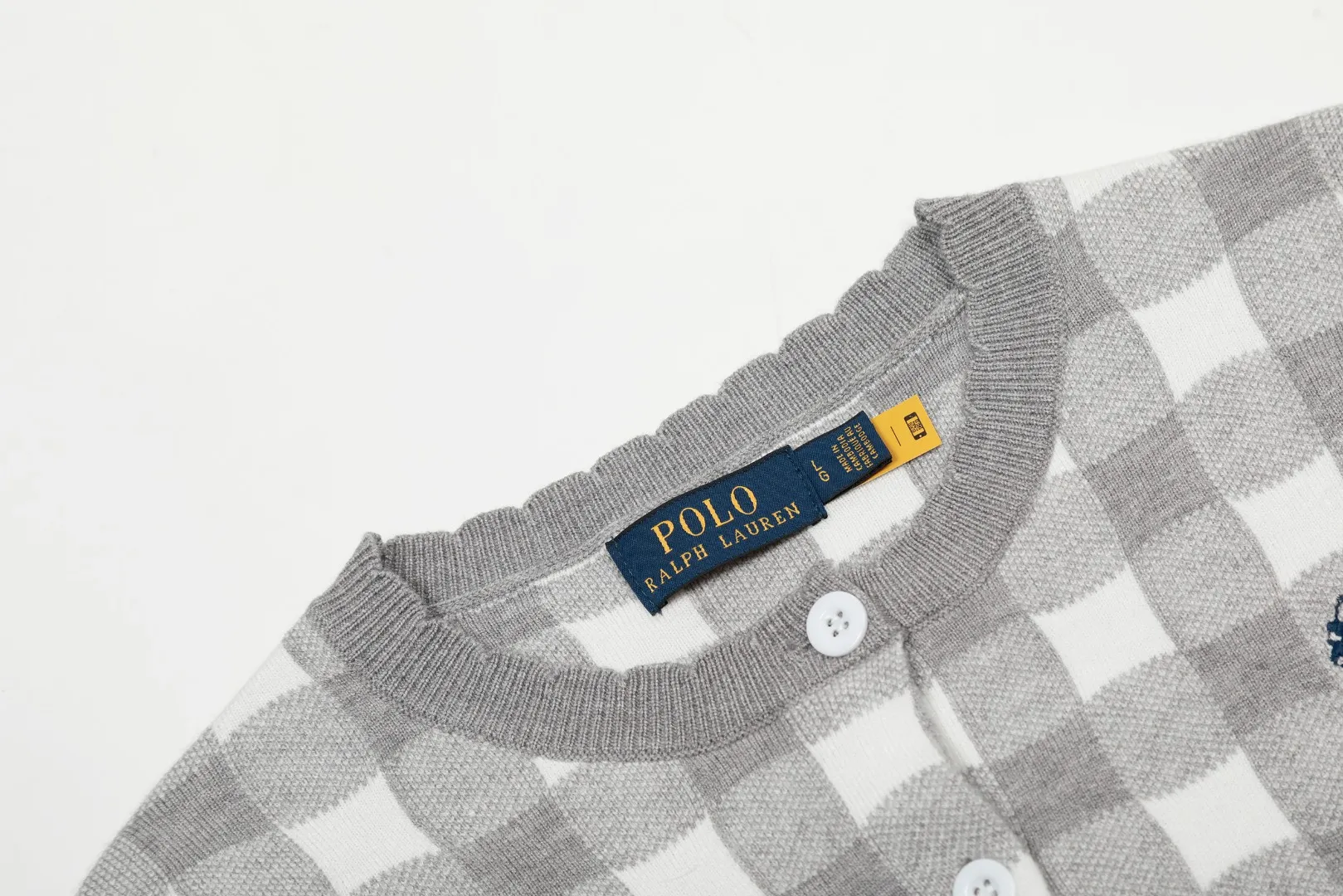 P190 Top quality" Style number: DS015# [Ralph Lauren plaid jacquard basic pony embroidered logo knitted cardigan long sleeves] ✅Ralph Lauren Ralph Lauren classic basic versatile plain plaid jacquard knitted cardigan long-sleeved small jacket ✅Main supplier of platform live broadcast wholesale entities ✅ZP quality 1:1 pattern making Scan the code to enter the GF website Counter quality ✅Detailed quality The only one in Guangzhou Imported quality cotton yarn Mainly high-end Needless to say, cost-effective and good quality. ✅Restore the original version. Loose, comfortable and stress-free. Simple is high-end. Classic is timeless. ✅The upper body is simple and easy to match. A must-have for goddess ootd. Good-looking clothes are never picky. A must-have in the goddess’ wardrobe. Size: S-L. Color: Navy blue. Light blue. Pink. Gray. Yellow. Red.